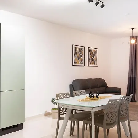 Charming 2br W/large Living Area Off The Promenade By 360 Estates شقة *