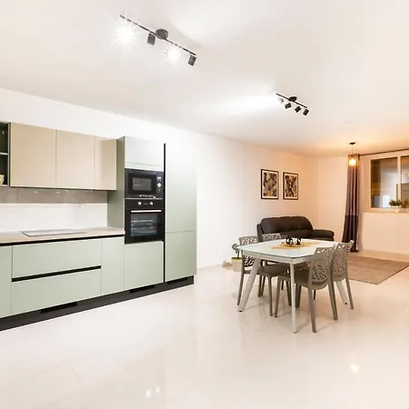 Charming 2br W/large Living Area Off The Promenade By 360 Estates